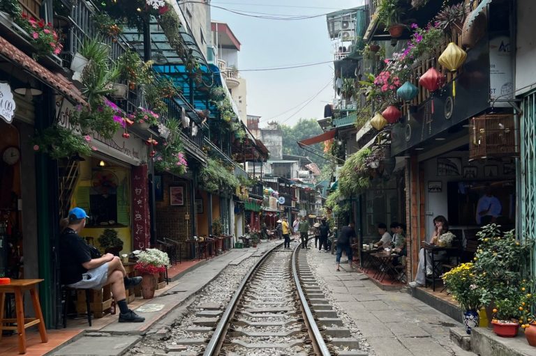 Treinrails door een dorpje Treinrails die door een Vietnamees dorpje loopt